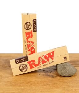 Zwei Packungen RAW Classic Rolling Papers King Size, stehend und liegend