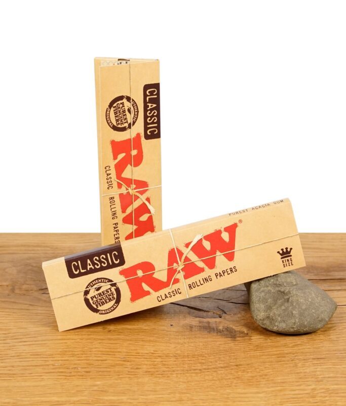 Zwei Packungen RAW Classic Rolling Papers King Size, stehend und liegend