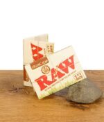 RAW Organic Hemp Rolling Papers 1 1/2 Size geöffnet auf Holzuntergrund