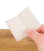RAW Organic Hemp Rolling Paper 1 1/2 Size in Hand gehalten, zeigt feine Details