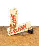 Zwei Packungen RAW Organic Hemp Rolling Papers Single Wide aufgestellt