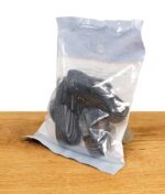 Verpackte Storz & Bickel Mighty Kühlungseinheit im 3er Pack auf einem Holztisch.