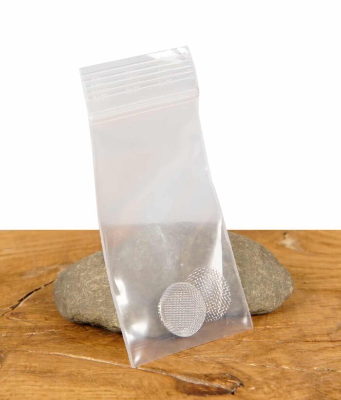 Ersatzsiebe aus dem Venty Verschleißteile Set in einem Plastikbeutel auf einem Holztisch.