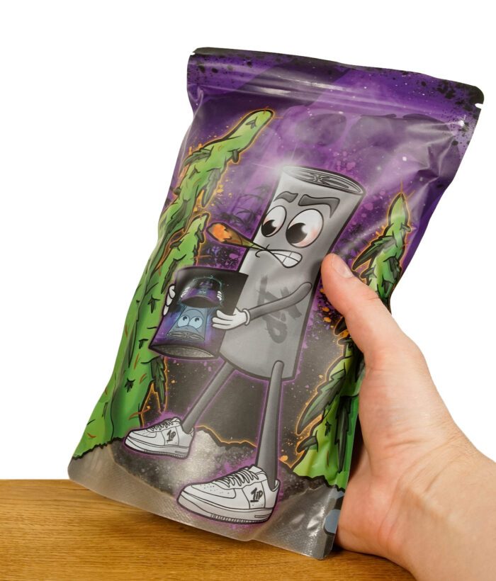 Hand, die eine bunte Verpackung einer veganen Kokosaktivkohle mit Cartoon-Design hält.
