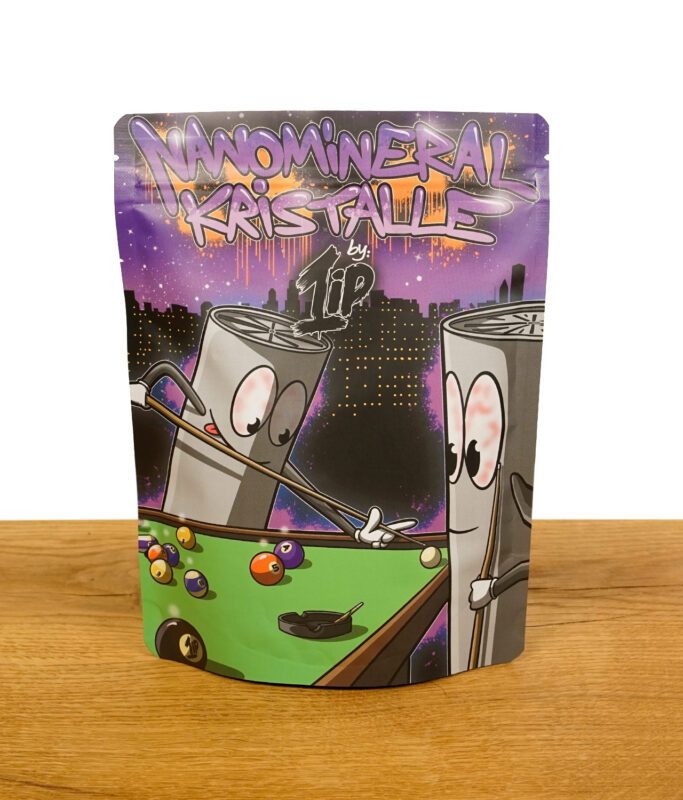 Vorderseite einer Verpackung von 1Tip Nanomineral-Kristallen mit farbenfrohem Cartoon-Design, das rauchende Charaktere beim Billardspielen zeigt.