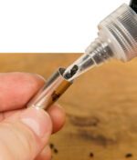 Squeezeflasche die einen silbernen Edelstahlfilter mit Nanomineralkristallen füllt