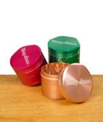 Blazy Susan Grinder in Hot Pink, Soft Pink und Grün, nebeneinander aufgestellt