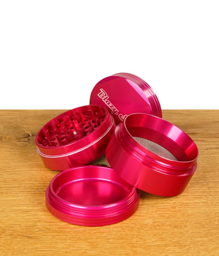 Offener Blazy Susan Grinder in Hot Pink mit allen vier Teilen sichtbar