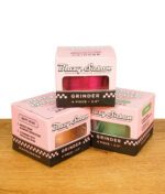 Blazy Susan Grinder auf Holzoberfläche in Verpackung