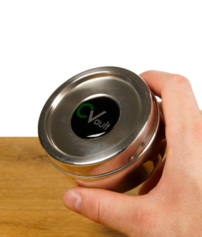 CVault Twist Vorratsbehälter für Kräuter Small in der Hand