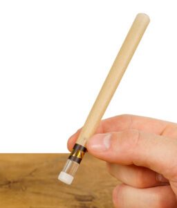 Nahaufnahme eines RAW DLX Glass Tipped Cone in der Hand gehalten, der den Glastip deutlich zeigt.