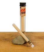 Zwei RAW DLX Glass Tipped Cones, einer im Glasröhrchen und einer daneben auf einem Stein liegend, auf einem Holzuntergrund.