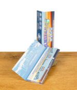 Geöffnete Packung Elements King Size Ultra Thin Papers, zeigt das Innere mit bedrucktem Papier und Acacia-Gummierung, auf einem Holztisch.