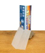 Eine geöffnete Packung Elements King Size Ultra Thin Papers auf einem Holztisch, ein einzelnes ultra dünnes Reispapier liegt vorne.