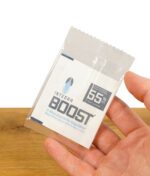 Integra Boost 55% Feuchtigkeitsregler in einer Edelstahlschale auf Holzoberfläche.