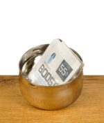 Hand hält Integra Boost 55% Feuchtigkeitsregler, zeigt Verpackung und Etikett.
