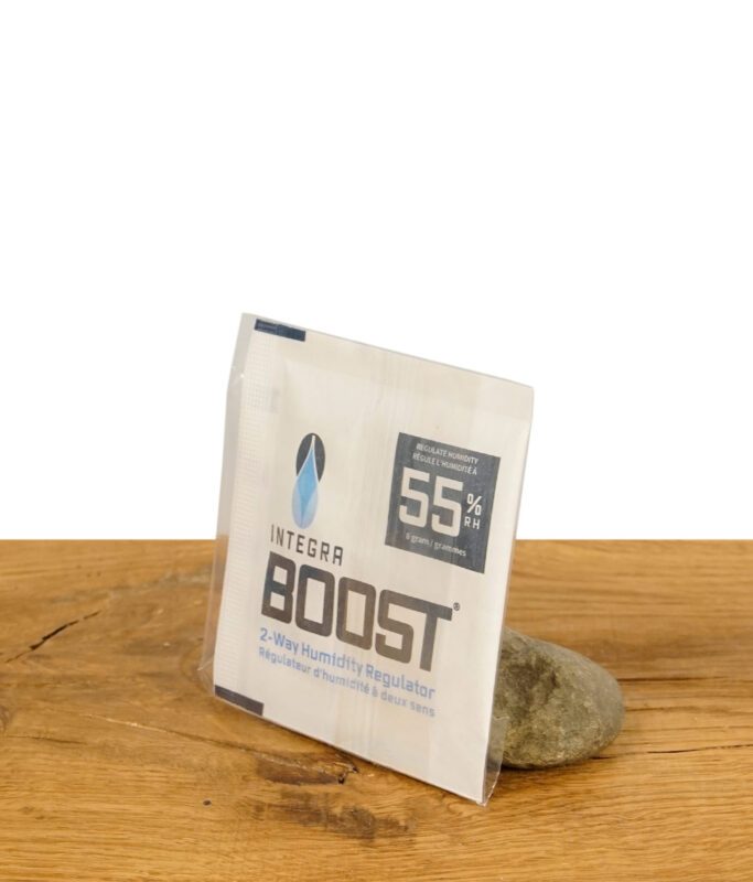 Integra Boost 55% Feuchtigkeitsregler in Verpackung auf Holzoberfläche.