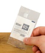 Hand hält Integra Boost 62% Feuchtigkeitsregler, zeigt Verpackung und Etikett.