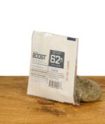 Integra Boost 62% Feuchtigkeitsregler in Verpackung auf Holzoberfläche.