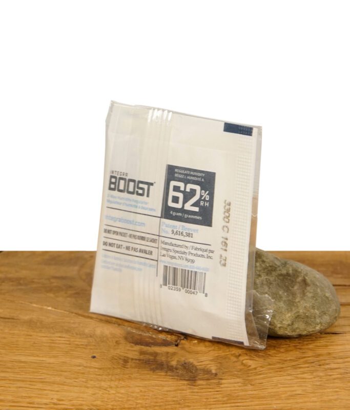 Integra Boost 62% Feuchtigkeitsregler in Verpackung auf Holzoberfläche.