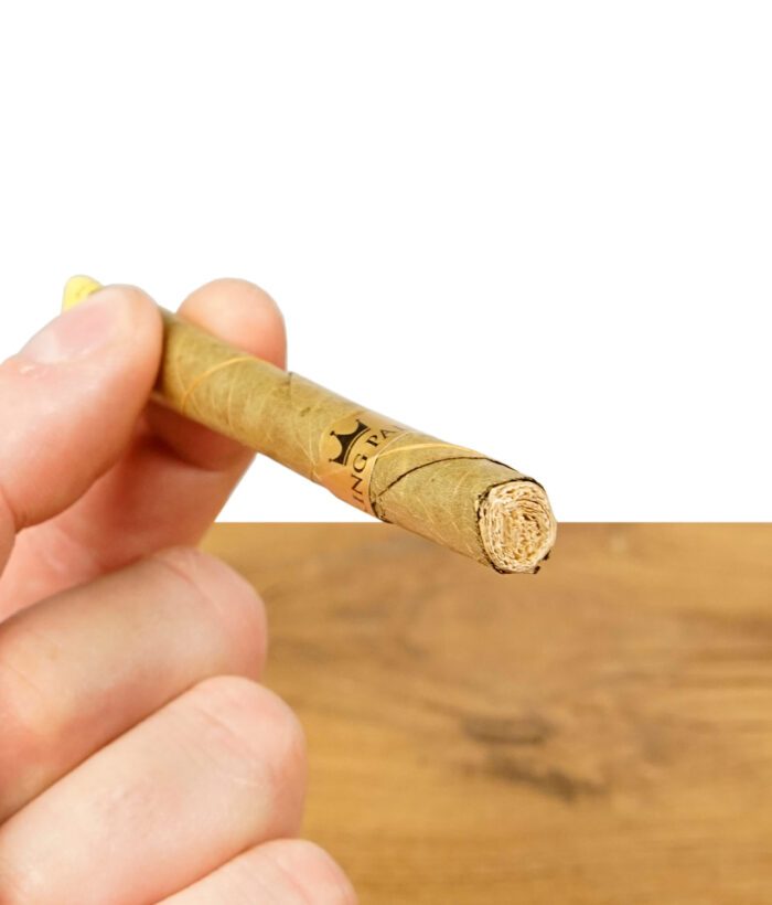 Nahaufnahme eines King Palm Banana Cream Blunt Cones in einer Hand gehalten.