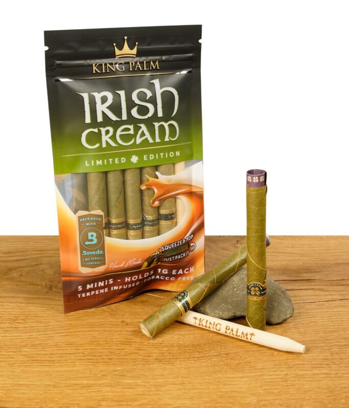 Vorgedrehte King Palm Cones mit Irish Cream Geschmack auf Holzbrett.
