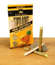 King Palm Pine Drip Blunt Cones Packung mit zwei auf Palmblättern gerollten Blunts.