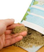 Nahaufnahme einer Hand, die den Nature of Spirit Tabakersatz aus einer geöffneten Verpackung hält, um die Textur des Kräutermixes zu zeigen.