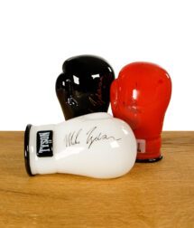 Drei Tyson 2.0 Boxing Glove Pipes in Rot, Weiß und Schwarz zusammen aufgestellt.
