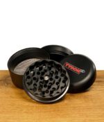 Nahaufnahme des Tyson 2.0 Grinders mit geöffnetem Deckel