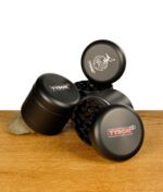 Tyson 2.0 Grinder auf Holztisch