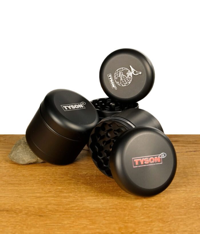 Tyson 2.0 Grinder auf Holztisch
