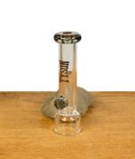 Tyson Jab One Hitter stehend auf einem Stein