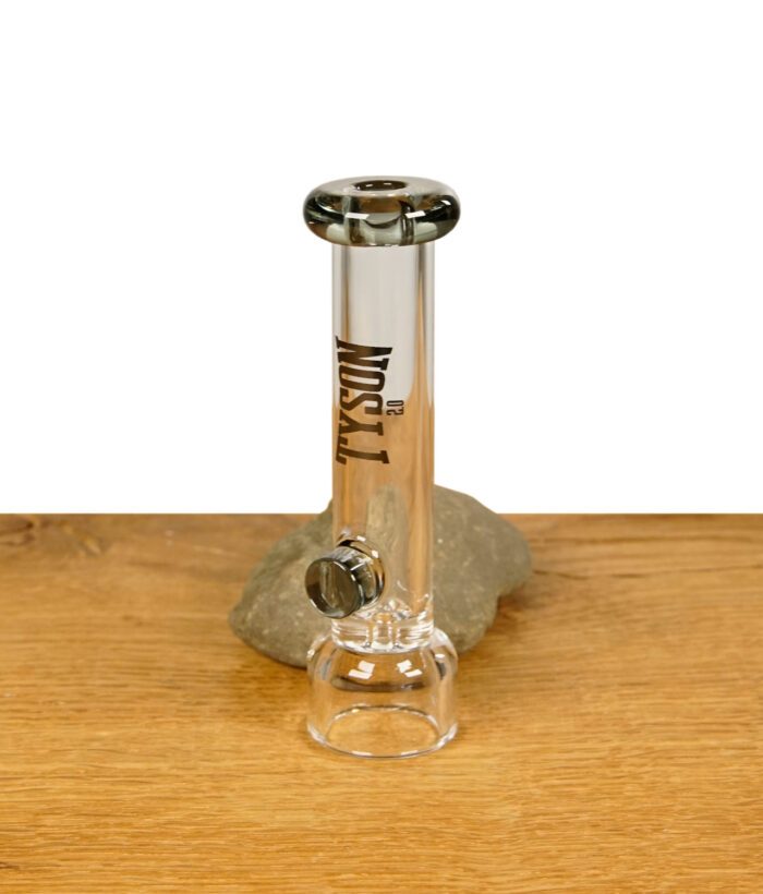 Tyson Jab One Hitter stehend auf einem Stein
