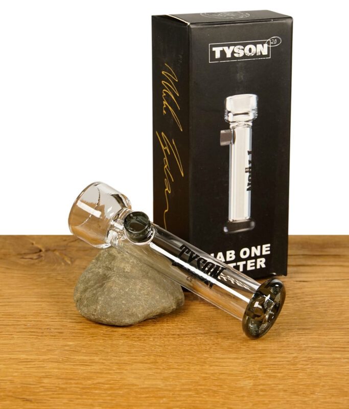 Tyson Jab One Hitter neben der Verpackung mit Tyson 2.0-Logo.