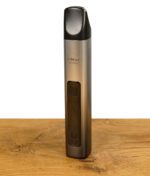 XMax V3 Pro Vaporizer auf Holzoberfläche, zeigt die Frontansicht.