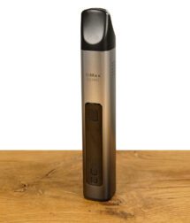 XMax V3 Pro Vaporizer auf Holzoberfläche, zeigt die Frontansicht.