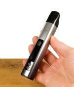 Hand hält den XMax V3 Pro Vaporizer, zeigt das schlanke Design.