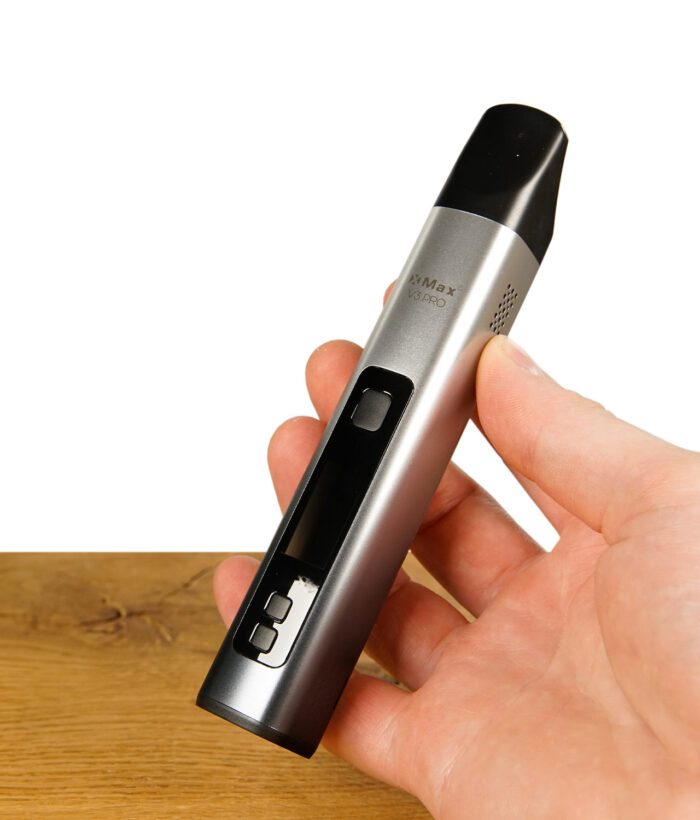 Hand hält den XMax V3 Pro Vaporizer, zeigt das schlanke Design.