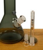 Graue Beakerbong von Blaze in dunklem Grau von nahem mit Köpfchen und Diffusor auf einem Holzbrett