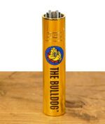 Clipper Metal Feuerzeug in Gold mit The Bulldog Logo auf Holzuntergrund.