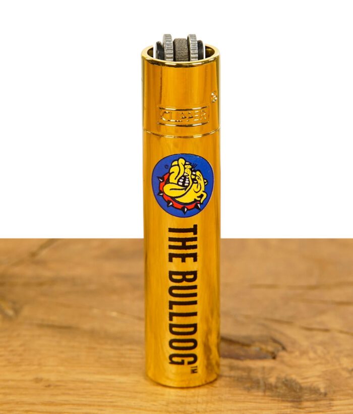 Clipper Metal Feuerzeug in Gold mit The Bulldog Logo auf Holzuntergrund.