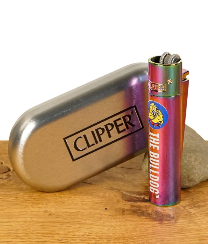 Icy Color Metal Feuerzeug mit The Bulldog Logo neben einer schwarzen Clipper Metallbox auf Holzuntergrund.