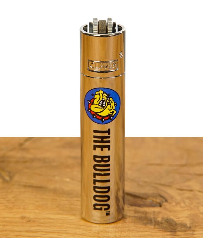 Clipper Metal Feuerzeug in Silber mit The Bulldog Logo auf Holzuntergrund.