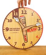 RAW Cone Wanduhr aus Holz auf Holzbrett
