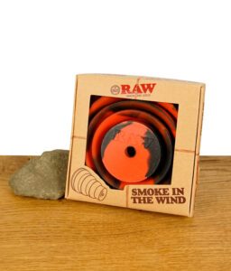 RAW Smoke in the Wind in geschlossener Verpackung auf einem Holztisch