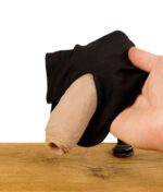 ScreenyWeeny 6.0 Fake-Penis in einem schwarzen Halter, der von einer Hand gehalten wird, auf einem Holztisch.
