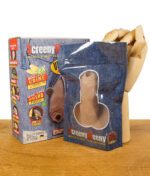 ScreenyWeeny 6.0 Fake-Penis in Hautfarbe, verpackt in einer Jeans-ähnlichen Verpackung auf einem Holztisch.