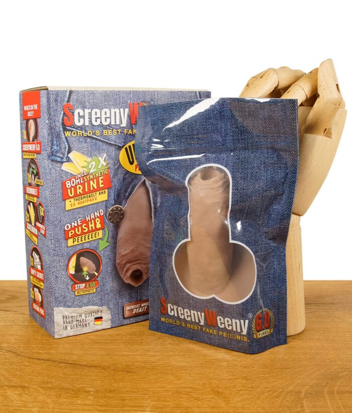 ScreenyWeeny 6.0 Fake-Penis in Hautfarbe, verpackt in einer Jeans-ähnlichen Verpackung auf einem Holztisch.