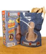 Verpackung des ScreenyWeeny 6.0 Fake-Penis neben dem verpackten Produkt in Jeans-Optik, auf einem Holztisch dargestellt.